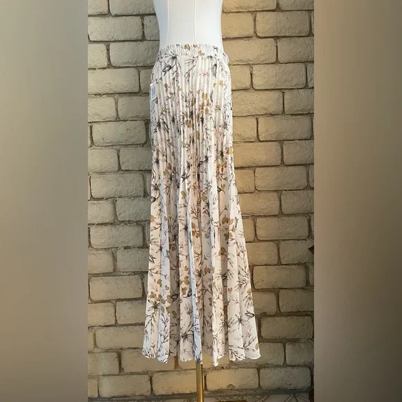 White floral pleated long skirt - Picture 8 of 9